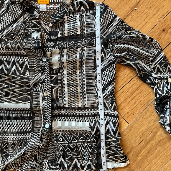 5/30🦄- Black and White Patterned Sheer Blouse - Picture 3 of 8